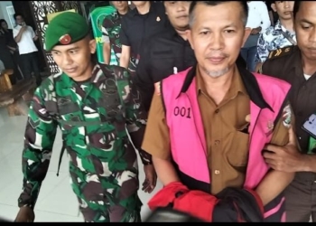 Tim penyidik Kejaksaan Negeri Tulangbawang Barat (Tubaba) melakukan penahanan terhadap pejabat yang diduga melakukan tindakan pidana korupsi dengan kerugian negara sebesar Rp1,3 miliar, Senin 13 Oktober 2025. (FOTO: Lampost.co / Merwan)