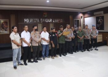 Pertemuan antara dua tokoh suku Jawa dan Batak di Mapolresta Bandar Lampung, Senin, 13 Oktober 2025. Dok Polresta Bandar Lampung.