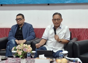 Wakil Ketua Badan Legislasi DPR RI, Ahmad Doli Kurnia Tanjung bersama Pegiat Ruang Demokrasi, Wendy Melfa saat Seminar Nasional tentang "Konstitusionalitas Pemisahan Pemilu : Tantangan Legislasi dan Implementasi di Indonesia” di Auditorium Fakultas Hukum Universitas Lampung, Selasa, 14 Oktober 2025. (Foto: Lampost.co / Asrul Septian Malik)