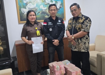 Kejaksaan Negeri (Kejari) Bandar Lampung menyetorkan pembayaran uang pengganti kerugian negara dalam perkara Tindak Pidana Korupsi Jl. Ir Sutami tahun anggaran 2018-2019, Selasa, 14 Oktober 2025 sebanyak Rp.1.500.000.000 dari terpidana Hengki Widodo alias Engsit. Dok Kejari Bandar Lampung