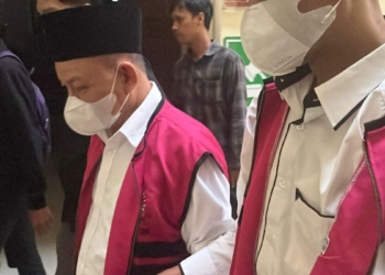 Mantan Bupati Lampung Timur M. Dawam Rahardjo menjalani sidang dakwaan di PN Tipikor Tanjung Karang, Kamis 16 Oktober 2025. (Foto: Lampost.co / Asrul Septian Malik)