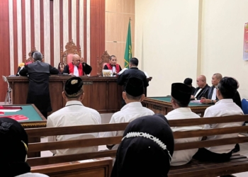 Mantan Bupati Lampung Timur M. Dawam Rahardjo menjalani sidang dakwaan di PN Tipikor Tanjung Karang, Kamis 16 Oktober 2025. (Foto: Lampost.co / Asrul Septian Malik)