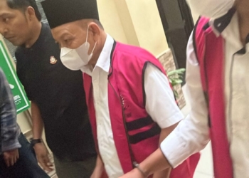 Mantan Bupati Lampung Timur M. Dawam Rahardjo menjalani sidang dakwaan di PN Tipikor Tanjung Karang, Kamis 16 Oktober 2025. (Foto: Lampost.co / Asrul Septian Malik)