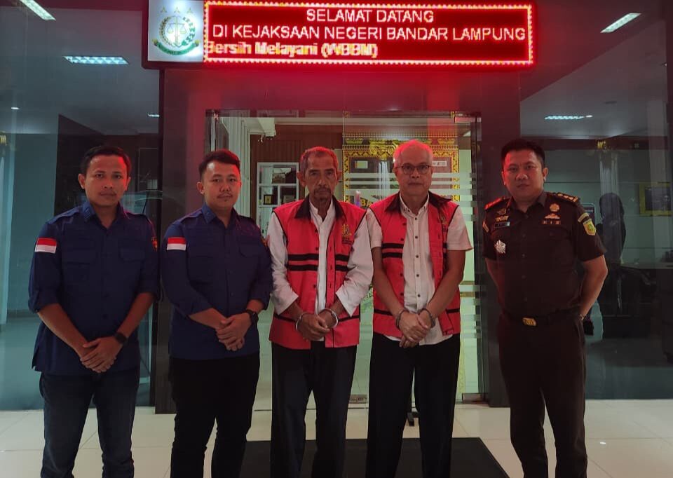 Dua tersangka korupsi retribusi Pasar Gudang Lelang tahun 2011 hingga 2021 akan segera menuju persidangan. Keduanya, yakni Iqbal Yadi selaku Direktur PT. Cahaya Karunia Baru, dan M. Irsan sebagai pengelola Pasar Gudang Lelang. Dok. Kejari Bandar Lampung.