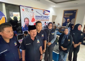 Ketua DPW Partai NasDem Lampung, Herman Hn dan jajaran memberikan keterangan disela pelaksanaan donor darah dalam rangka HUT ke-14 Partai NasDem di Sekretariat DPW NasDem Lampung, Sabtu, 18 Oktober 2025. (FOTO: Lampost.co / Asrul Septian Malik)