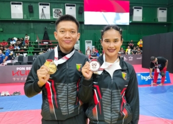Samboist Muhammad Aries Baskoro dan samboist Pamela Samosir Kontingen Lampung meraih medali di Pekan Olahraga Nasional (PON) Bela Diri, Kudus, Jawa Tengah. Dok. Persambi Lampung