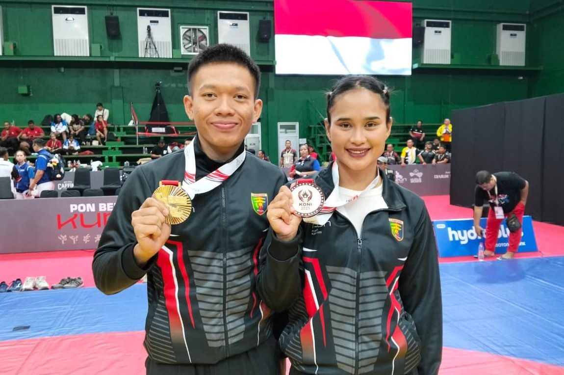 Samboist Muhammad Aries Baskoro dan samboist Pamela Samosir Kontingen Lampung meraih medali di Pekan Olahraga Nasional (PON) Bela Diri, Kudus, Jawa Tengah. Dok. Persambi Lampung