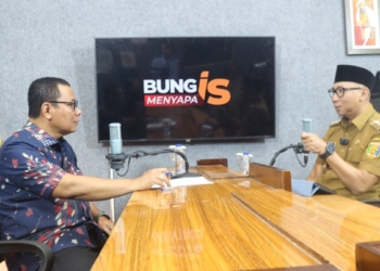 Gubernur Lampung Rahmat Mirzani Djausal dalam program Bung Is Menyapa di Kantor Harian Umum Lampung Post, Senin, 20 Oktober 2025. DOK LAMPOST