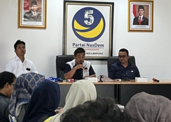 Wakil Ketua Bidang Media dan Komunikasi Publik DPW Partai NasDem Lampung, Rakhmat Husein memberikan keterangan mengenai agenda Ketua Umum Partai NasDem, Surya Paloh di Lampung.