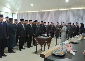 Bupati Kabupaten Way Kanan Ayu Asalasiah, saat merotasi 15 pejabat eselon II. Pelantikan berlangsung di Aula Lantai 3 Kantor Bupati, Kamis 23 Oktober 2025. Dok