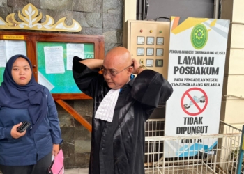 Kuasa Hukum M. Dawam Rahardjo, Sukarmin saat mengikuti sidang korupsi pengadaan gerbang Rumah Dinas Bupati Lampung Timur tahun anggaran 2022 di Gedung Pengadilan Negeri (PN) Tanjungkarang, Bandar Lampung, Kamis, 23 Oktober 2025.