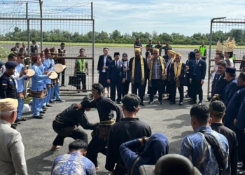 Ketua Umum Partai NasDem Surya Paloh bersama rombongan tiba di Bandara Radin Inten II Provinsi Lampung, Sabtu 25 Oktober 2025 pagi sekitar pukul 08.40 WIB. (Foto: Lampost.co / Asrul Septian Malik)