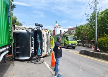 Mobil boks bermuatan air infus terguling di pertigaan lampu merah Garuntang, Telukbetung Selatan, Sabtu, 25 Oktober 2025. (Foto: Lampost.co / Bodi Man)