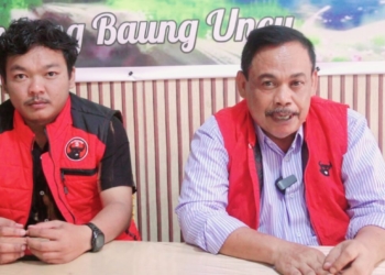 Ketua DPC PDI Perjuangan Lampung Tengah, Sumarsono (kanan) bersama Dwi Yogi Saputra, Kepala Sekretariat DPC PDI Perjuangan setempat. (Foto: Lampost.co/Raeza Handanny Agustira)