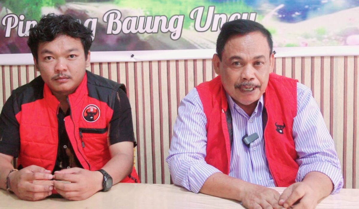 Ketua DPC PDI Perjuangan Lampung Tengah, Sumarsono (kanan) bersama Dwi Yogi Saputra, Kepala Sekretariat DPC PDI Perjuangan setempat. (Foto: Lampost.co/Raeza Handanny Agustira)