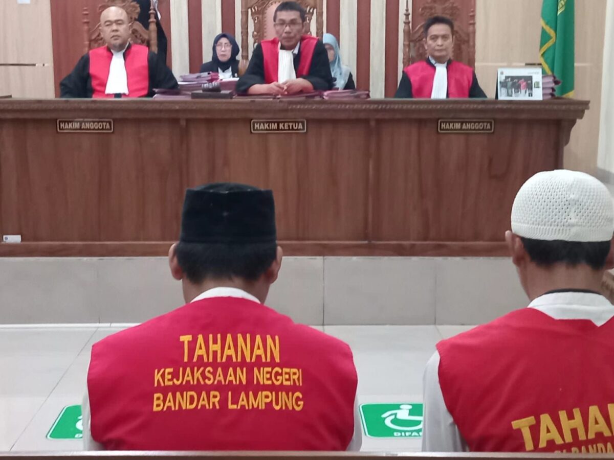 Terdakwa pembunuh istri sendiri bernama Hengki Warga Teluk Betung Timur, dituntut 14 tahun penjara. Sedangkan rekan Hendi M. Rohit dituntut 8 bulan penjara. Sidang tergelar di PN Kelas IA Tanjung Karang, Senin, 27 Oktober 2025. Dok Lampost.co