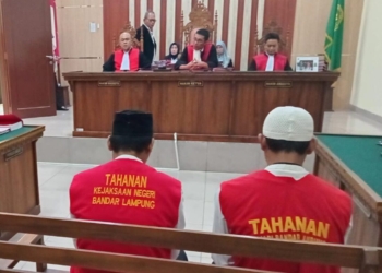 Terdakwa pembunuh istri sendiri bernama Hengki Warga Teluk Betung Timur, dituntut 14 tahun penjara. Sedangkan rekan Hendi M. Rohit dituntut 8 bulan penjara. Sidang tergelar di PN Kelas IA Tanjung Karang, Senin, 27 Oktober 2025. Dok Lampost.co