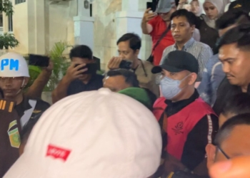 Kejati Lampung menetapkan Bupati Pesawaran periode 2016-2021 dan 2021-2024, Dendi Ramadhona menjadi tersangka korupsi DAK SPAM Pesawaran, Senin, 27 Oktober 2025 dini hari. (FOTO: Lampost.co / Asrul Septian Malik)