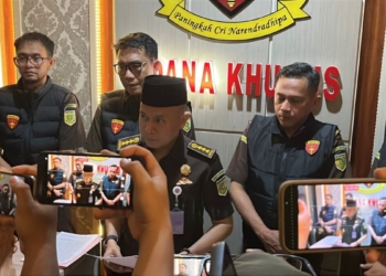 Aspidsus Kejati Lampung Armen Wijaya memberikan keterangan usai menetapkan Bupati Pesawaran periode 2016-2021 dan 2021-2024, Dendi Ramadhona menjadi tersangka korupsi DAK SPAM Pesawaran, Senin, 27 Oktober 2025 dini hari. (FOTO: Lampost.co / Asrul Septian Malik)