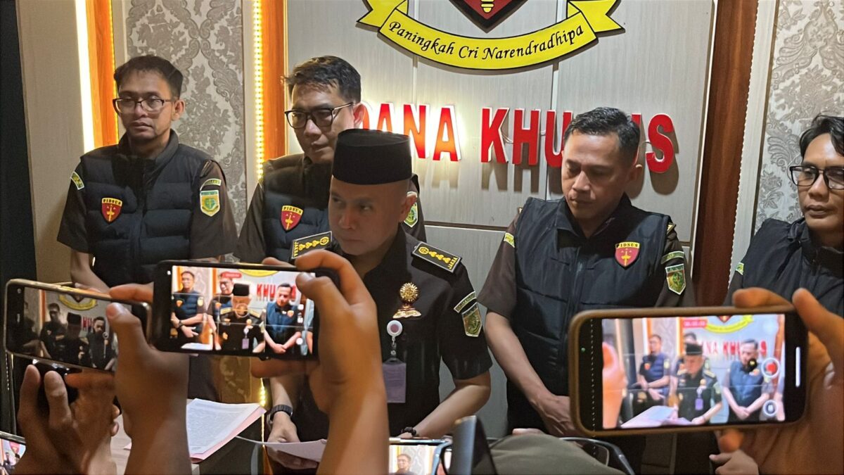 Aspidsus Kejati Lampung Armen Wijaya memberikan keterangan usai menetapkan Bupati Pesawaran periode 2016-2021 dan 2021-2024, Dendi Ramadhona menjadi tersangka korupsi DAK SPAM Pesawaran, Senin, 27 Oktober 2025 dini hari. (FOTO: Lampost.co / Asrul Septian Malik)