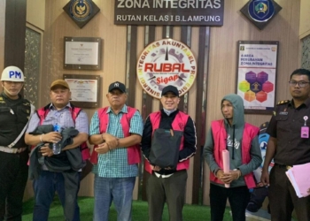 Kejati Lampung menetapkan Bupati Pesawaran periode 2016-2021 dan 2021-2024, Dendi Ramadhona menjadi tersangka korupsi DAK SPAM Pesawaran, Senin, 27 Oktober 2025 dini hari. (FOTO: Lampost.co / Asrul Septian Malik)