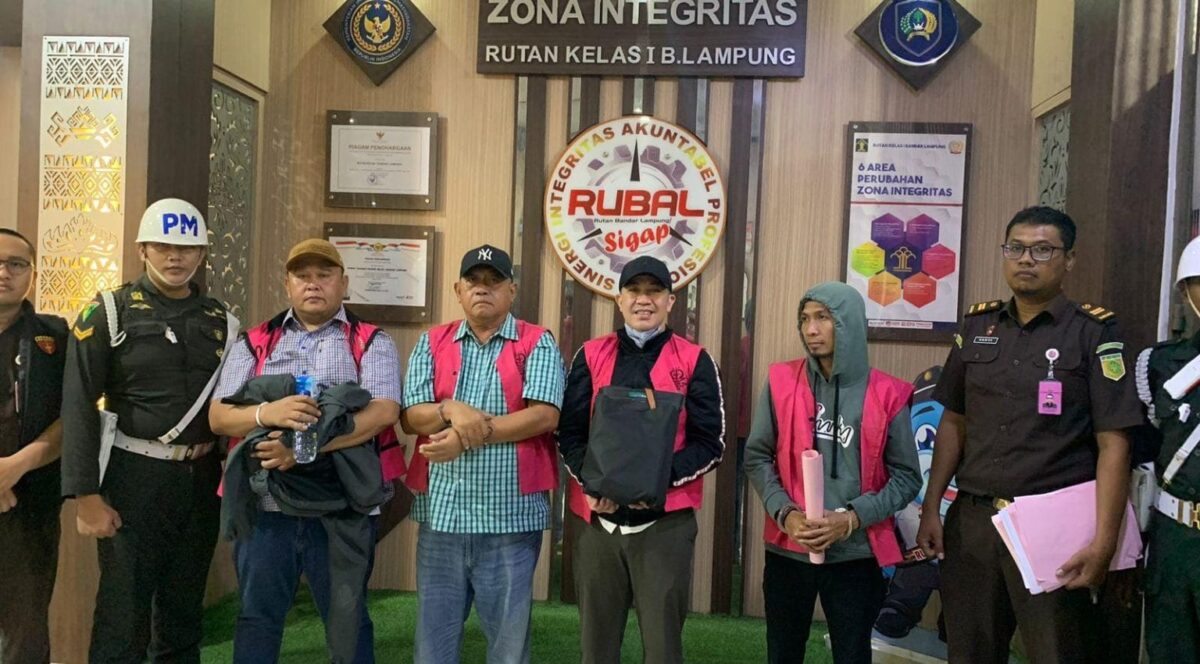 Kejati Lampung menetapkan Bupati Pesawaran periode 2016-2021 dan 2021-2024, Dendi Ramadhona menjadi tersangka korupsi DAK SPAM Pesawaran, Senin, 27 Oktober 2025 dini hari. (FOTO: Lampost.co / Asrul Septian Malik)