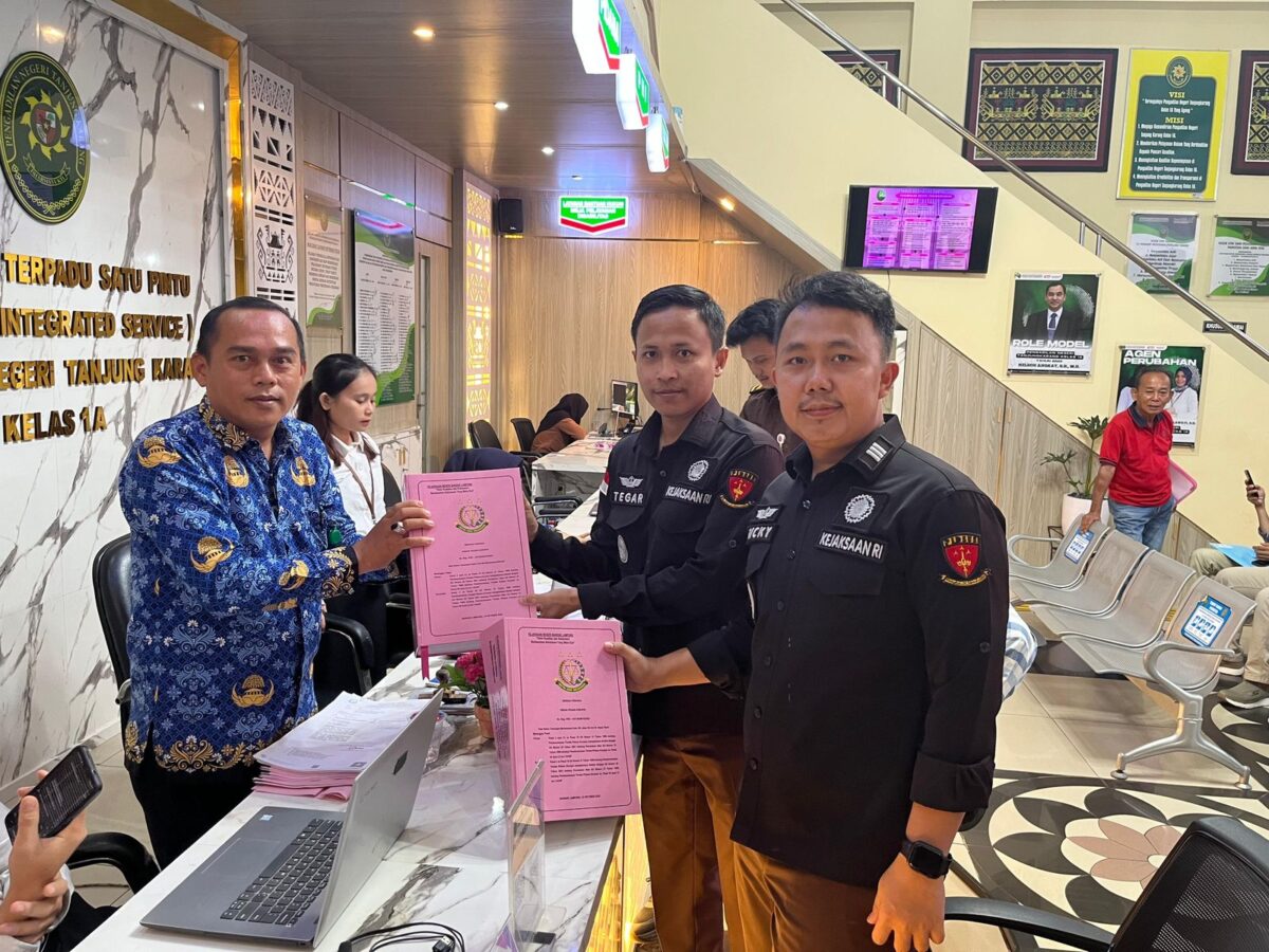 Kejari Bandar Lampung melimpahkan berkas dakwaan kepada Pengadilan Tindak Pidana Korupsi (Tipikor) Tanjung Karang terkait korupsi retribusi Pasar Gudang Lelang, tahun 2011 - 2021, Selasa, 28 Oktober 2025. Dok Kejari