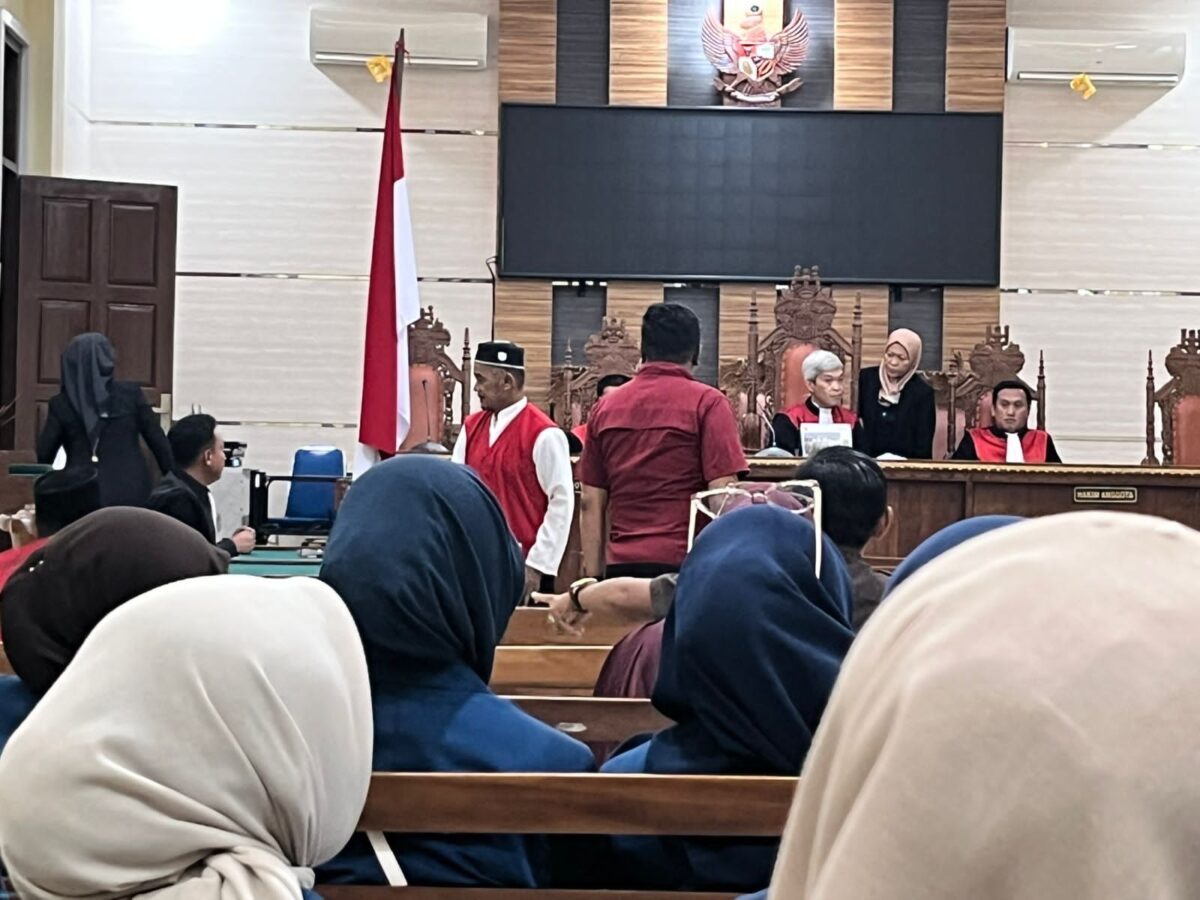 PN Kelas IA Tanjung Karang memvonis 2 tahun dan 3 bulan penjara sopir truk Budi Setiawan (50), warga Teluk Betung Barat, Rabu, 29 Oktober 2025. (Foto : Lampost.co / Asrul Septian Malik)