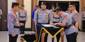 Irjen Pol. Helfi Assegaf resmi menjabat Kapolda Lampung menggantikan Irjen Pol Helmy Santika yang kini menjabat sebagai Pati Itwasum Polri. Serah terima jabatan tersebut berlangsung di Mabes Polri, Rabu, 29 Oktober 2025. Dok Polda Lampung