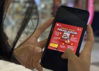 Seorang anak muda tengah membaca informasi jebakan pinjol. Dok Antara