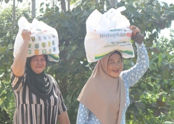 GENERASI SANDWICH DAN ANCAMAN EKONOMI. Dua wanita lanjut usia (lansia) menerima manfaat bantuan kebutuhan pokok di Desa Teluk Tamiyang, Kecamatan Pulau Laut Tanjung Selayar, Kabupaten Kotabaru, Kalimantan Selatan, Selasa (3/9/2024). Kementerian Keuangan (Kemenkeu) mengingatkan masyarakat soal meningkatnya risiko generasi sandwich di Indonesia. ANTARA