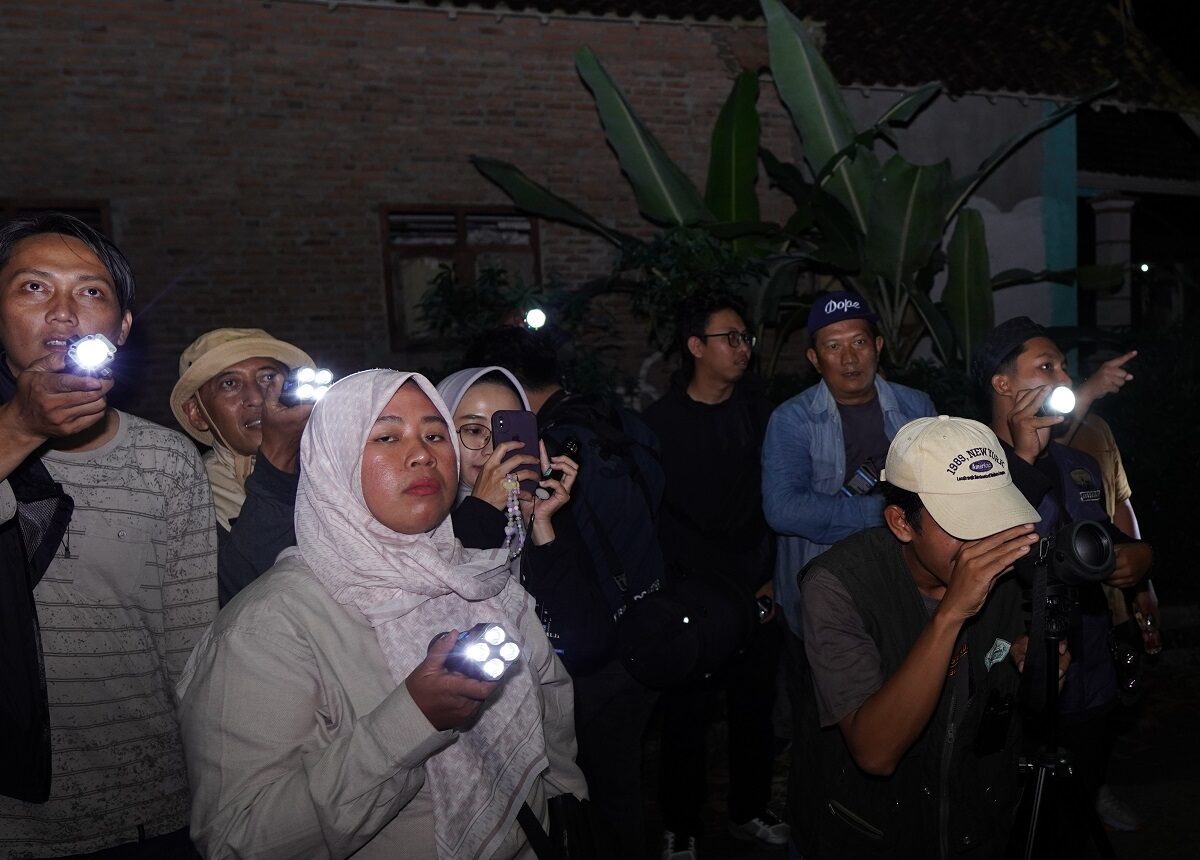 Sejumlah pengunjung Desa Labuhanratu, Kecamatan Labuhanratu, Kabupaten Lampung Timur, meneropong keberadaan burung di atas pohon dalam kegiatan fun birdwacthing. Dok