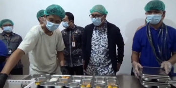 Gubernur Lampung Rahmat Mirzani Djausal meninjau dapur MBG. Foto dok Lampost.co