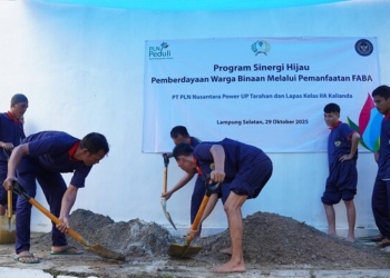 PLN NP UP Tarahan Latih Warga Binaan Lapas Kalianda Olah FABA Jadi Paving Block dan Batako