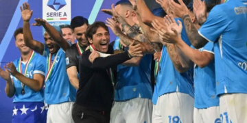 Pelatih Kepala klub Napoli Antonio Conte (tengah)