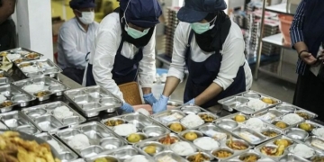 Petugas menyiapkan makanan untuk Makan Bergizi Gratis (MBG). (ANTARA)