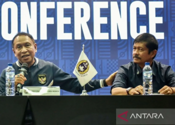 Wakil Ketua Umum PSSI Zainudin Amali (kiri)