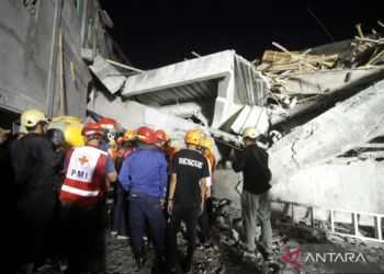 Sejumlah petugas gabungan bersiap mengevakuasi korban bangunan musala yang ambruk di Pondok Pesantren (Ponpes) Al Khoziny di Kecamatan Buduran, Sidoarjo, Jawa Timur, Senin (29/9/2025).