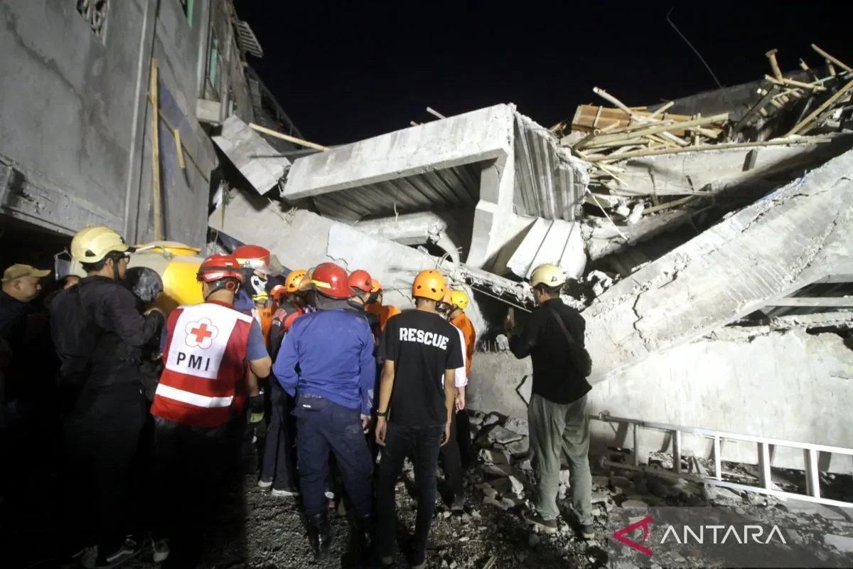Sejumlah petugas gabungan bersiap mengevakuasi korban bangunan musala yang ambruk di Pondok Pesantren (Ponpes) Al Khoziny di Kecamatan Buduran, Sidoarjo, Jawa Timur, Senin (29/9/2025).