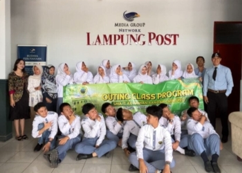 Siswa kelas XI B SMA IT Ar Raihan foto bersama usai kegiatan outing class di kantor Lampung Post.