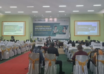 Kepala Otoritas Jasa Keuangan (OJK) Provinsi Lampung Otto Fitriandy saat memberikan sambutan di kegiatan peluncuran Bank Sampah Sekolah di SMAN 2 Bandarlampung. ANTARA/Ruth Intan Sozometa Kanafi.