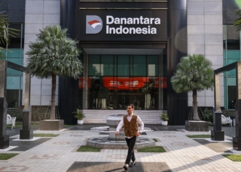 DANA INVESTASI JUMBO. Pegawai berjalan di halaman Wisma Danantara Indonesia, Jakarta, Senin (8/9/2025). Badan Pengelola Investasi Daya Anagata Nusantara (BPI Danantara) bersiap menyalurkan dana investasi jumbo senilai US$10 miliar atau sekitar Rp165,92 triliun mulai Oktober 2025. ANTARA FOTO/DHEMAS REVIYANTO
