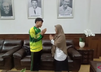 Kepala SMAN 1 Cimarga, Kabupaten Lebak, Banten Dini Fitria (kanan) dan salah satu siswa kelas XII, Indra Lutfiana Putra (17), saling menyampaikan permintaan maaf di Kota Serang, Rabu (15/10/