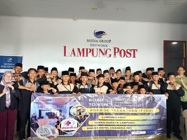 Sebanyak 40 santri Pondok Pesantren Internasional Tahfiz Qur'an (Ittaqu), Natar, Lampung Selatan, memperingati Hari Santri Nasional 2025 dengan kegiatan edukatif. Salah satunya melakukan kunjungan silaturahmi ke kantor Lampung Post, Kamis, 23 Oktober 2025.