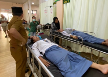 Tampak dua pelajar yang kini masih di rawat secara intensif di RSUD Ahmar Yani Metro di dampingi langsung oleh Camat Punggur, Awet Agung Rifai. Lampost.co/Bambang Pamungkas