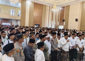 Ratusan santri dan kiyai pengasuh pondok mendatangi Markas Polda Lampung, Rabu, 15 Oktober 2025.