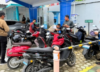 Komunitas Motor Listrik Indonesia (KOSMIK) Lampung memeriahkan Hari Listrik Nasional (HLN) ke-80 dengan kegiatan Riding dan Coach Clinic Battere Kosmik di Bandar Lampung.