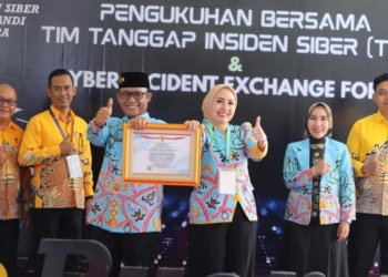 Bupati Lampung Tengah, Ardito Wijaya, bersama Kepala Dinas Kominfotik Lampung Tengah, Dina Tyagita Vidya, saat menghadiri pengukuhan Tim Tanggap Insiden Siber di BSSN. (Foto: Dok. Kominfo Lamteng)