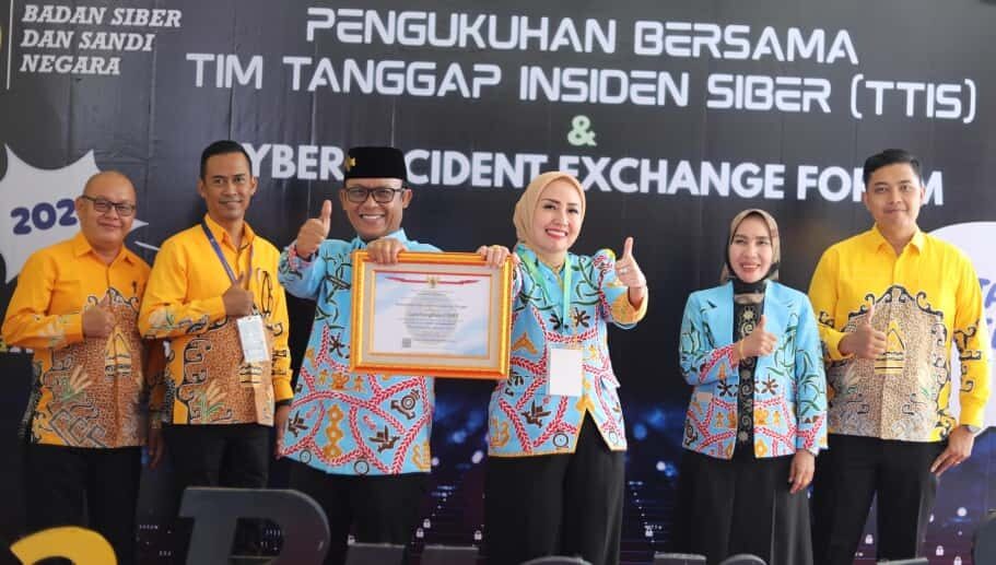 Bupati Lampung Tengah, Ardito Wijaya, bersama Kepala Dinas Kominfotik Lampung Tengah, Dina Tyagita Vidya, saat menghadiri pengukuhan Tim Tanggap Insiden Siber di BSSN. (Foto: Dok. Kominfo Lamteng)