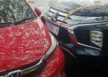 Sebuah mobil milik warga Bandar Lampung diduga dihadang oknum debt collector, di halaman Mapolda Lampung.